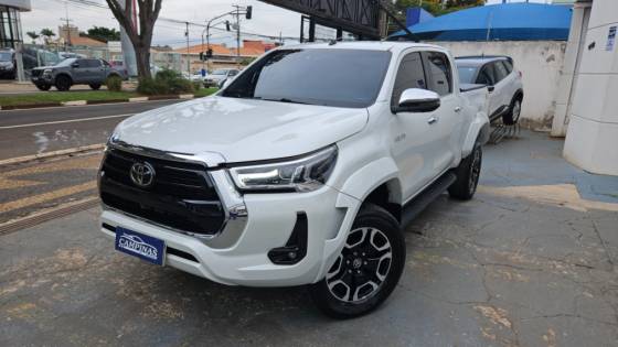 TOYOTA HILUX 2.8 D-4D TURBO DIESEL CD SRX PLUS 4X4 AUTOMÁTICO